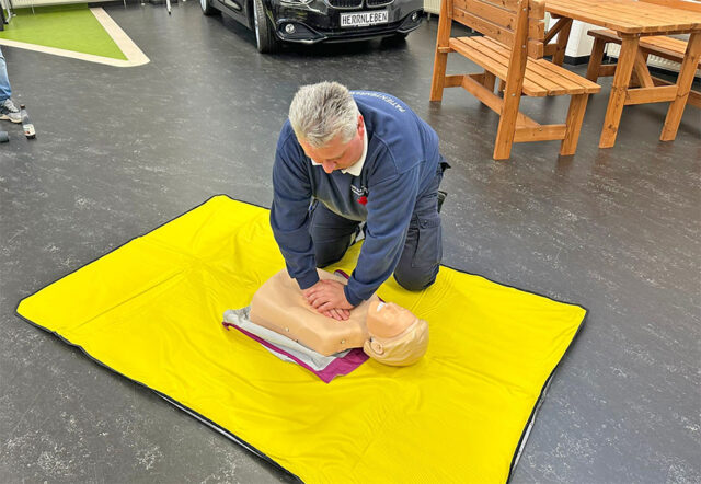 Mitarbeiter des BRK-Patientenfahrdienstes beim Training der Maßnahmen der Reanimation.