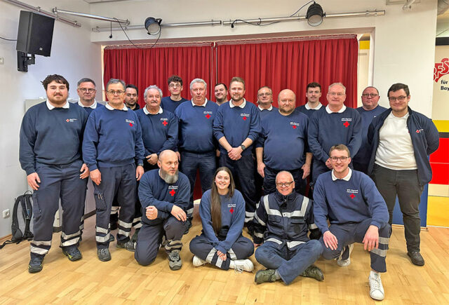 Zu sehen ist das versammelte Team des BRK-Patientenfahrdienstes Bayreuth.