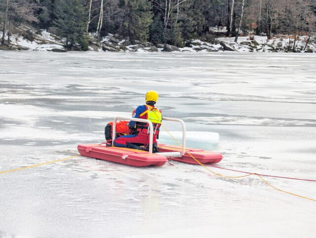 Zu sehen ist der Einsatz eines sogenannten Eisrettungsschlittens auf dem Fichtelsee.