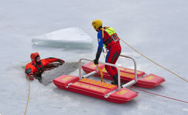 Zu sehen ist der Einsatz eines sogenannten Eisrettungsschlittens auf dem Fichtelsee.