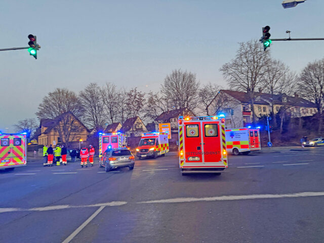 Einsatzfahrzeuge der Rettungsdienste am Einsatzort in der Bernecker Straße in Bayreuth.