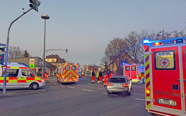 Einsatzfahrzeuge der Rettungsdienste am Einsatzort in der Bernecker Straße in Bayreuth.