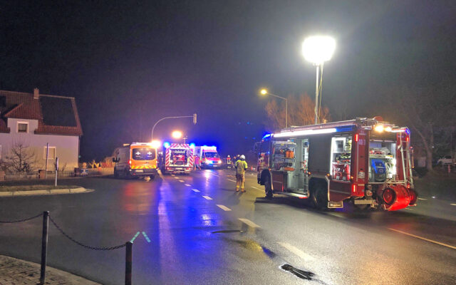 Einsatzkräfte von Feuerwehr und Rettungsdienst am Einsatzort bei Schnabelwaid.